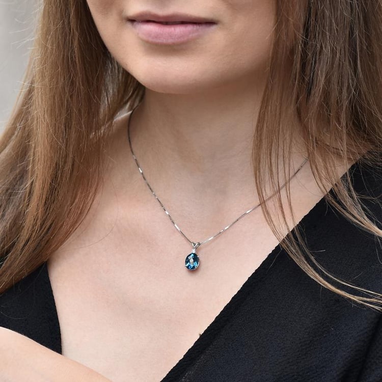 Goldener Anhänger mit Topas und Diamant auf dem Hals 31020