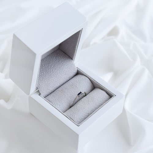 Ring mit Saphir im minimalistischen Design Koos