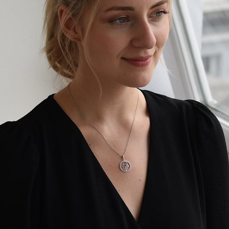 Anhänger in Form einer Hand mit Saphir Hamsa 70155