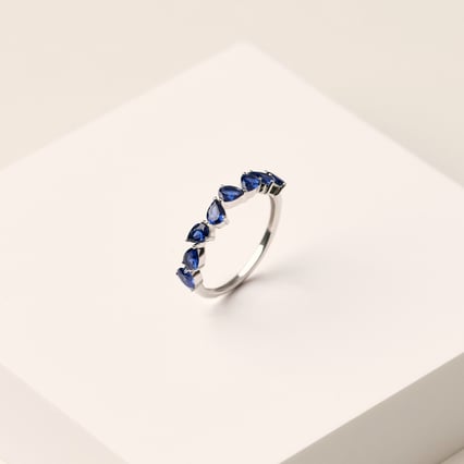 Goldener Half-Eternity-Ring mit blauen Saphiren in Birnenform Naseem