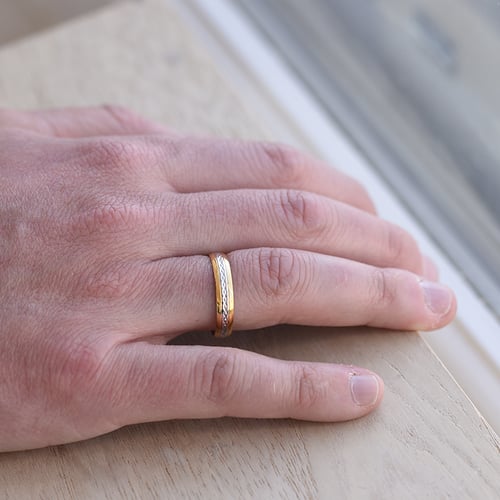 Dekorierte zweifarbige Eheringe aus Gold Karlis