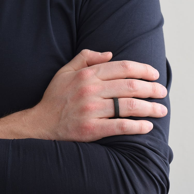 Abgerunde Trauringe aus Carbon mit drei Diamanten Azaliah 79654