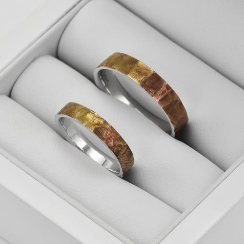 Goldene Trauringe mit bearbeiteter Oberfläche Zentaki