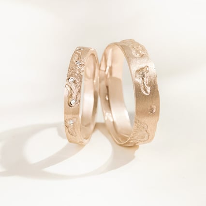 Goldene Eheringe mit von Hand gravierter Oberfläche aus Haselnussgold Cley