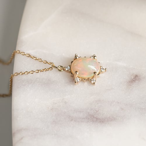 Anhänger mit ovalem Opal und Diamanten Sole