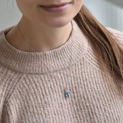 Goldener Anhänger mit Träne aus Topas und Diamant Raulla