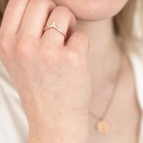 Ehering in V-Form mit Diamanten Joni