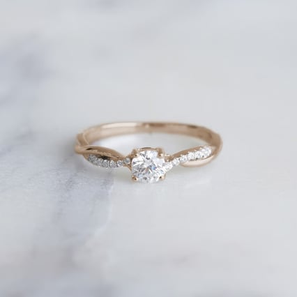 Verlobungsring aus Gold in Haselnussfarbe mit seitlichen Diamanten Aliye