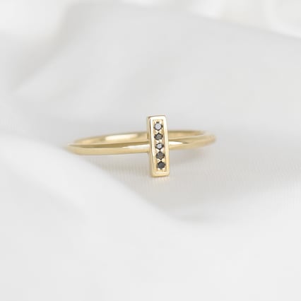 Goldener Ring mit schwarzen Diamanten Mahir