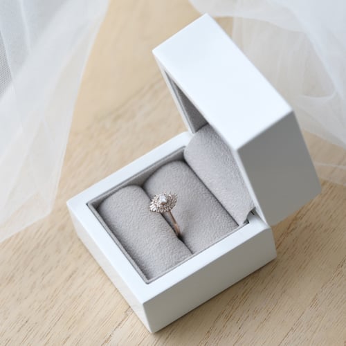 Einzigartiger Verlobungsring aus Gold mit Moissanit und lab-grown Diamanten Deizy