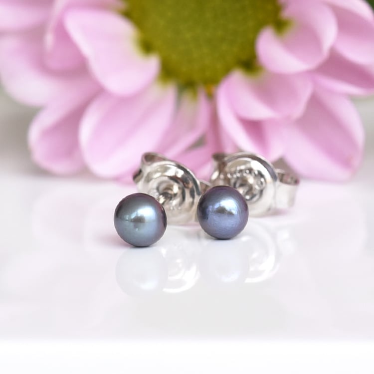 Minimalistische Ohrringe mit schwarzen Perlen Lyam 83230