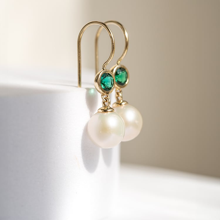 Goldene Perlenohrringe mit Lab Grown Smaragden Truett 143912