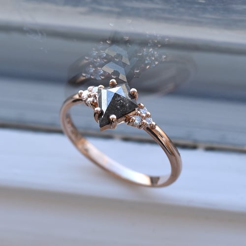 Origineller Ring mit einem Salt and Pepper Diamanten Nele