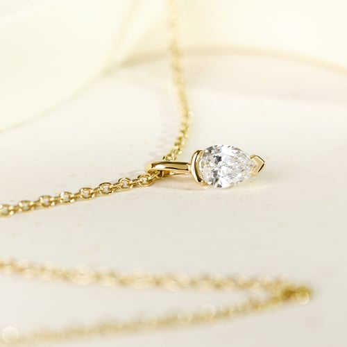 Minimalistischer Anhänger aus Silber mit einem Diamanten in Birnenform Malena
