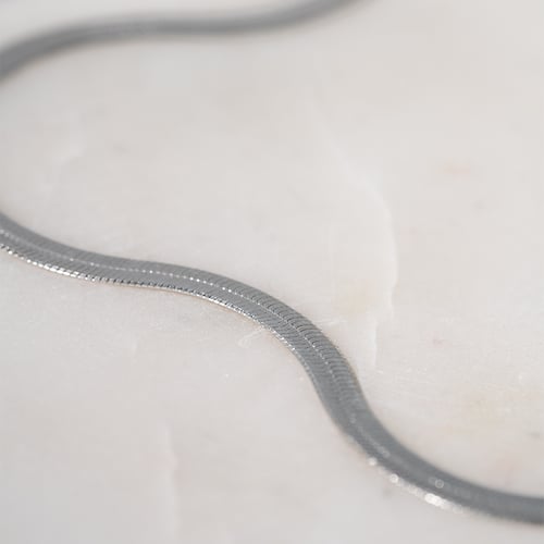 Flache silberne Kette im Fischgrätenmuster 45 cm