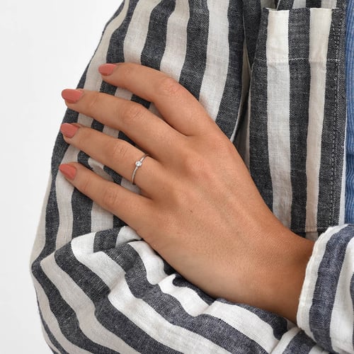 Minimalistischer Ring mit einem Diamanten Emilien