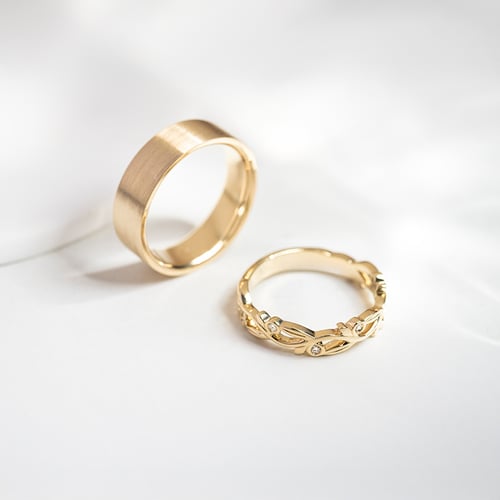 Eheringe mit einem Eternity-Ring und einem flachen Ring Seir