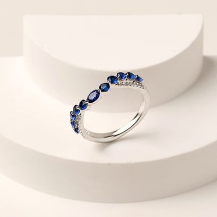 Eleganter Goldring mit Saphiren und Lab Grown Diamanten Sona