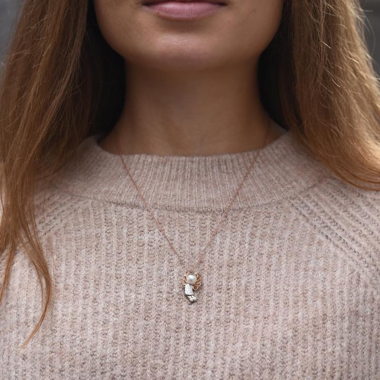 Silberner Anhänger mit Engel und einer Perle und Lab Grown Diamanten Angel 104254