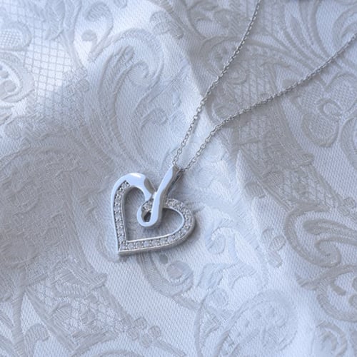 Herz aus Gold mit Diamanten in einer Anhänger Savita