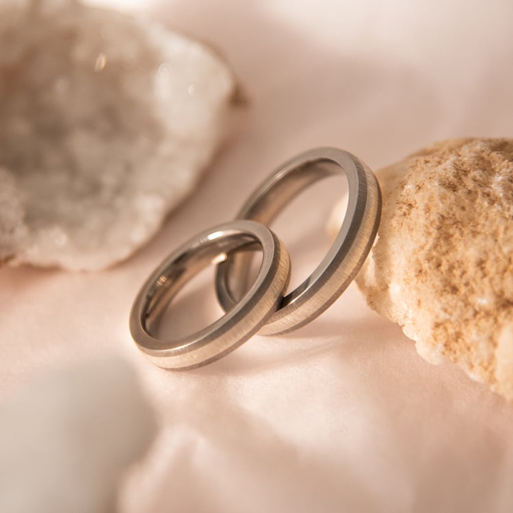 Eheringe aus Titan und Gold Raihan 107534