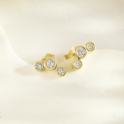 Moderne goldene Ohrringe mit runden Lab Grown Diamanten Ebba