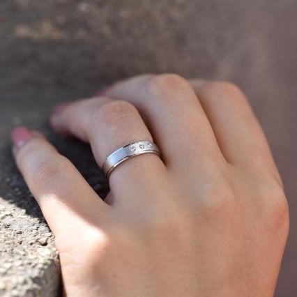 Goldene Eheringe mit drei Diamanten Xoana