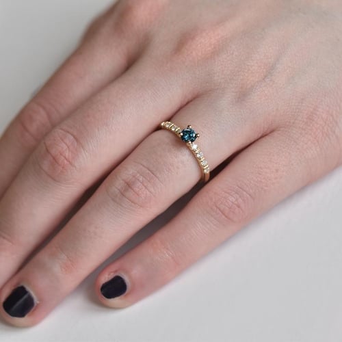 Verlobungsring mit blauem Diamant Megha