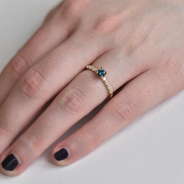 Gelbgold Verlobungsring auf dem Finger 11273