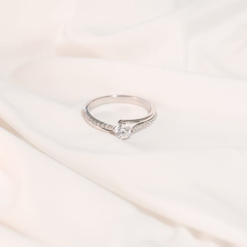Verlobungsring mit seitlichen Diamanten Lileas