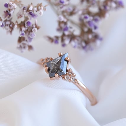 Origineller Ring mit einem Salt and Pepper Diamanten Nele