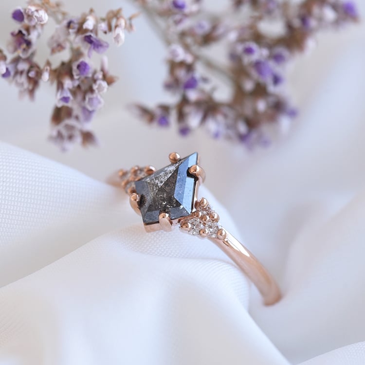 Origineller Ring mit einem Salt and Pepper Diamanten Nele 80951