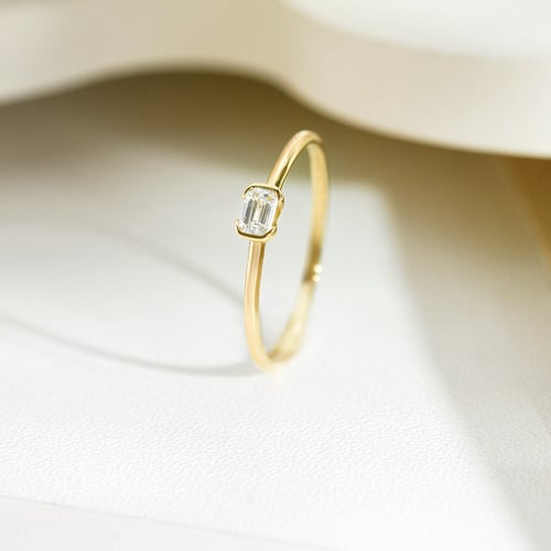 Minimalistischer Ring aus Silber mit einem Diamanten in Emerald-Form Henrik