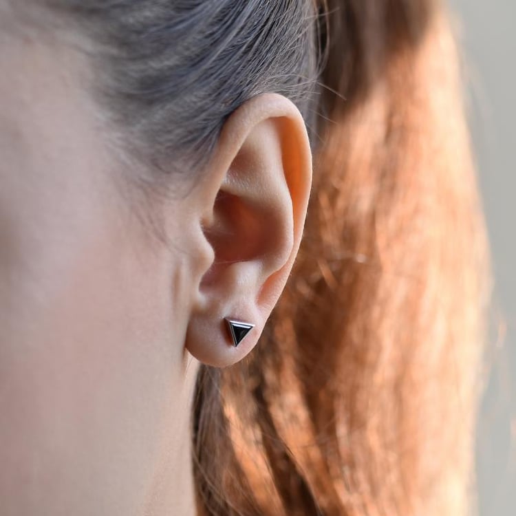 Ohrstecker aus Gold mit schwarzem Trillion-Diamanten Bonieta 40205