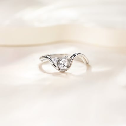 Verlobungsring in Wellenform mit einem tropfenförmigen Lab Grown Diamanten Mirjana