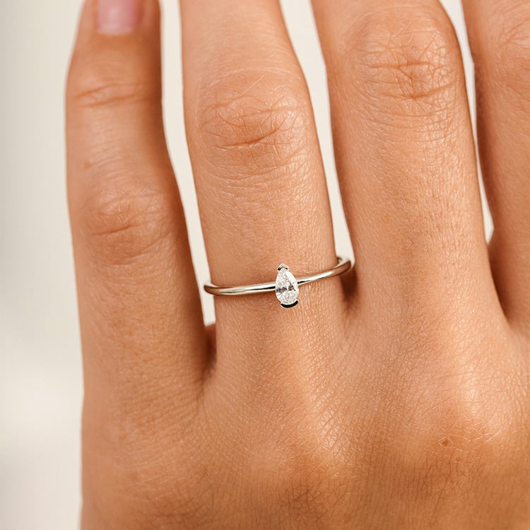 Minimalistischer Goldring mit einem Lab Grown Diamanten in Birnenform Valentin 163126