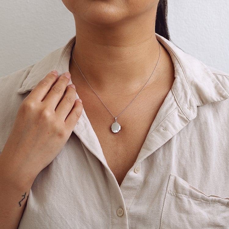 Ovales silbernes Medaillon zum Öffnen 129368