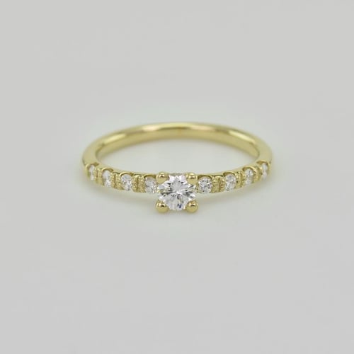 Solitär-Pave Diamant im Verlobungsring aus Gold Megha