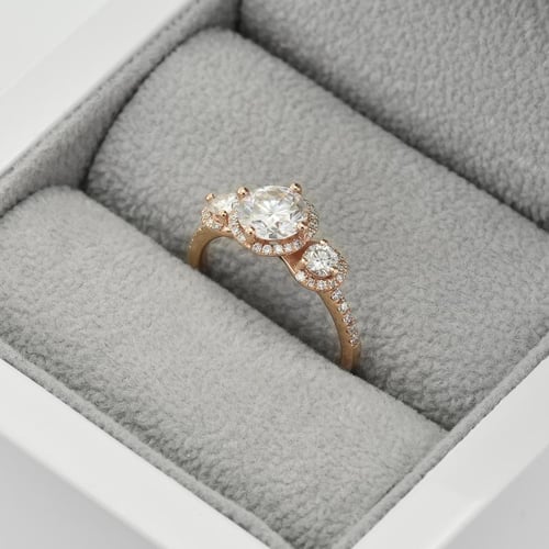 Goldener Verlobungsring mit Diamanten Wirk