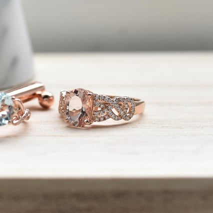 Goldring mit ovalem Morganit und Diamanten Lamah