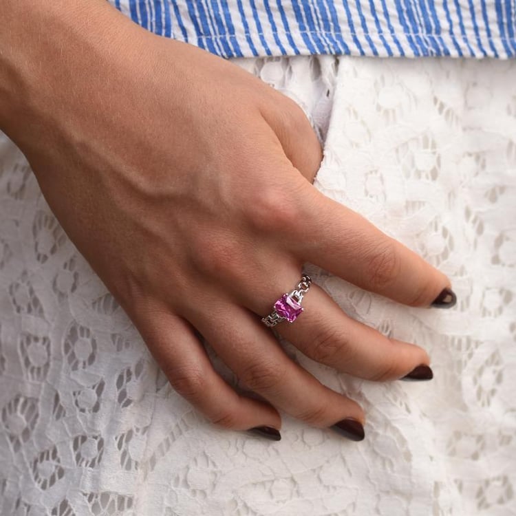 Finger mit Silberring mit Saphir 9164