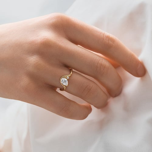 Verlobungsring in Wellenform mit einem tropfenförmigen Lab Grown Diamanten Mirjana