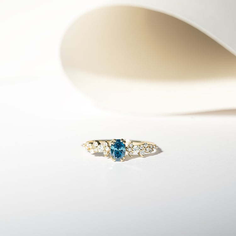 Verlobungsring mit 0.32ct IGI-zertifiziertem blauem Diamanten Mica 127205