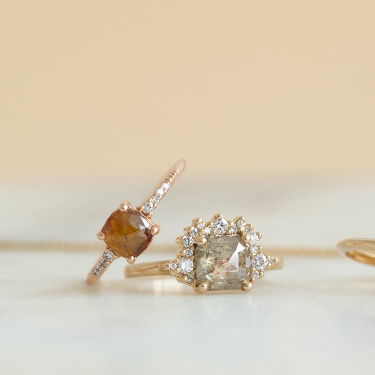 Goldener Ring mit einem Salt and Pepper Diamanten in Radiantschliff Aleta 124793