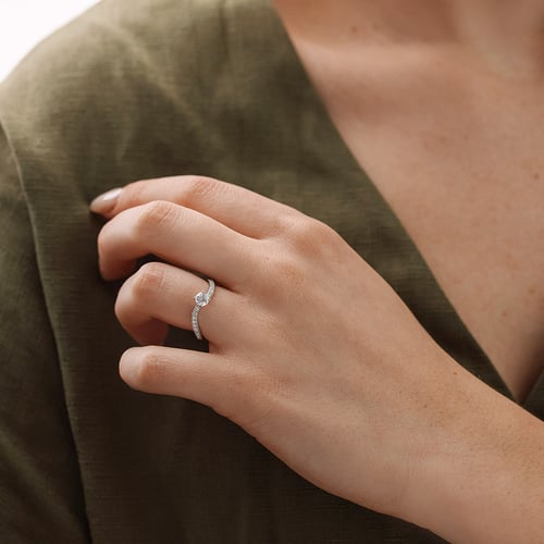 Verlobungsring mit rundem Moissaniten und Lab Grown Diamante in der Größe Ihrer Wahl Elise
