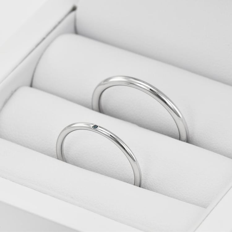 Einfache Trauringe aus Platin mit einem blauen Diamanten Alays 76958