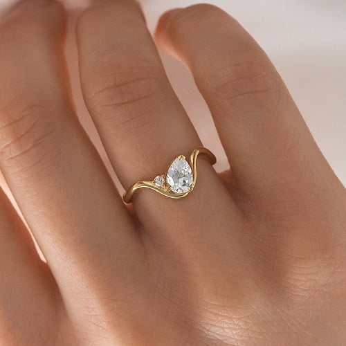 Verlobungsring in Wellenform mit einem tropfenförmigen Diamanten Mirjana