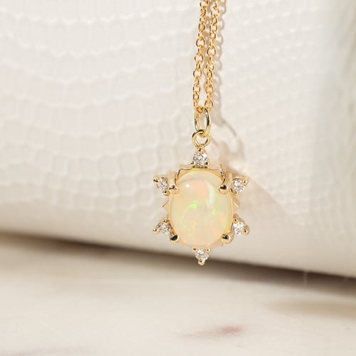 Anhänger mit ovalem Opal und Diamanten Sole