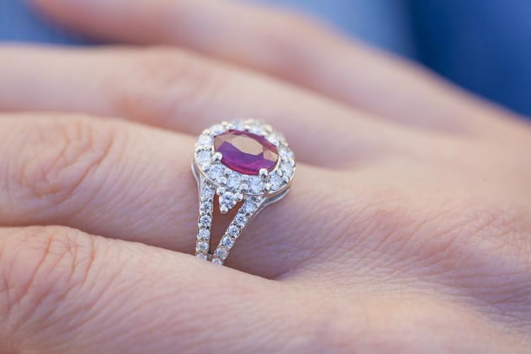 Luxuriöser goldener Ring mit einem Rubin und Diamanten Sajili