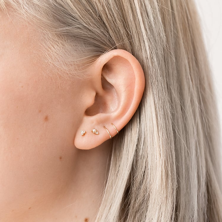 Goldener Piercing Ohrstecker mit weißen Topasen Masha 127854